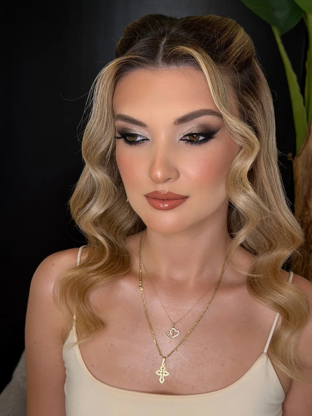 Machiaj glam cu smoky eyes în nuanțe calde