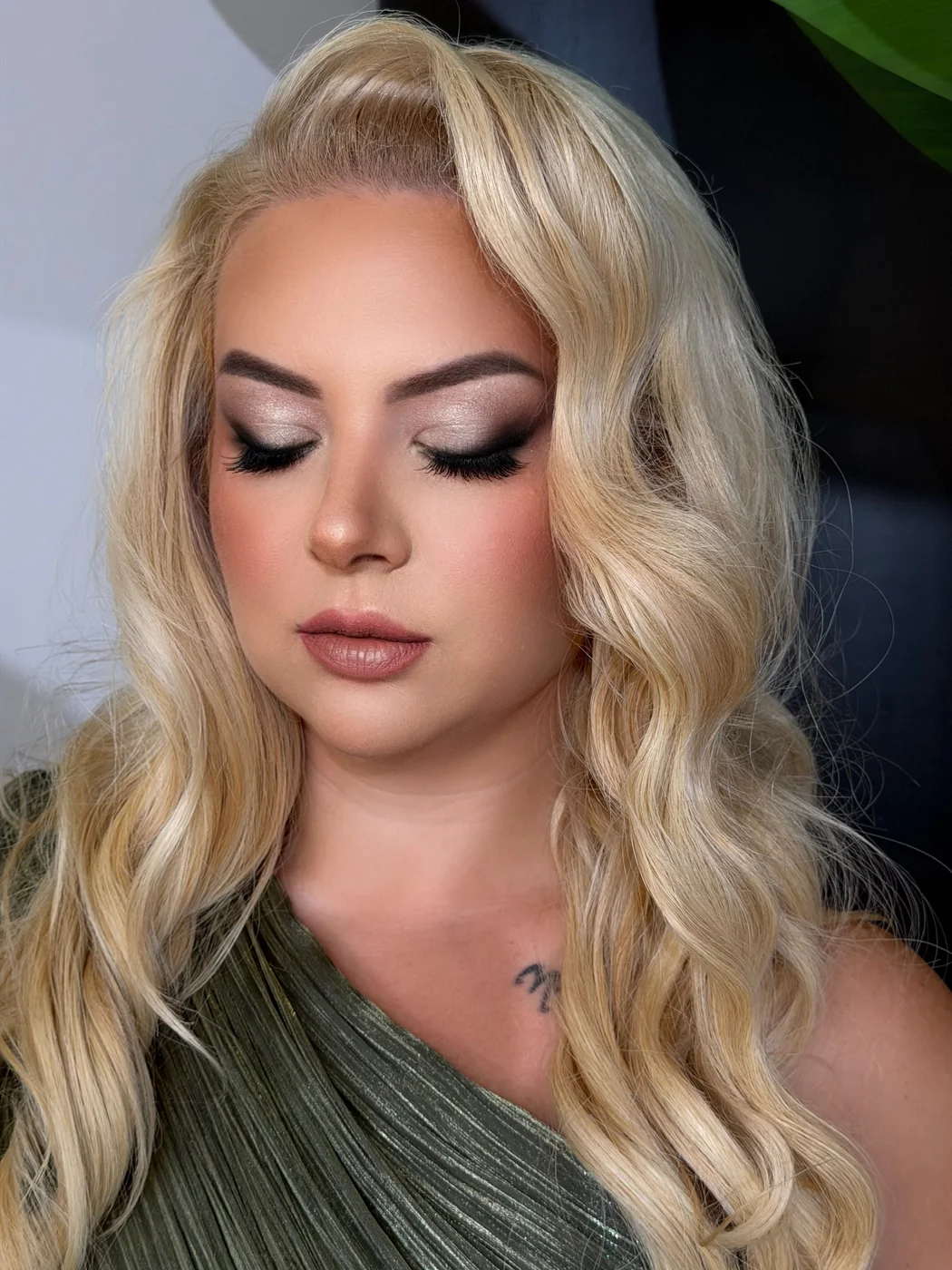 Machiaj smoky în tonuri champagne, păr blond platinat ondulat