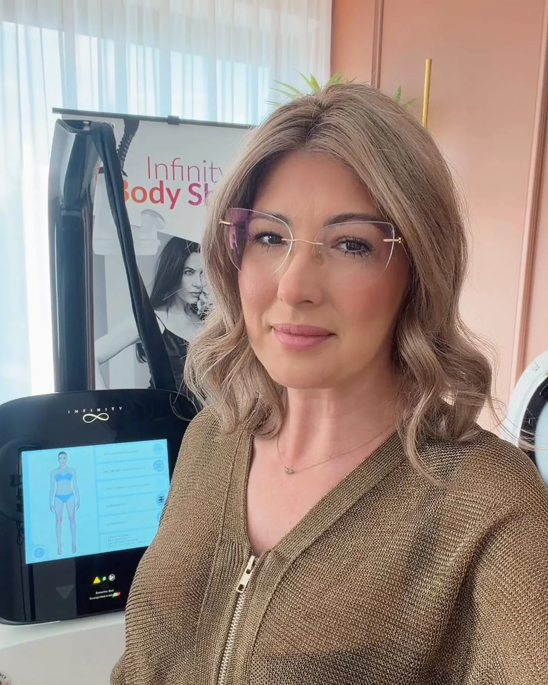 Oana Arvinte în studio, lângă aparatul Infinity Body Shape